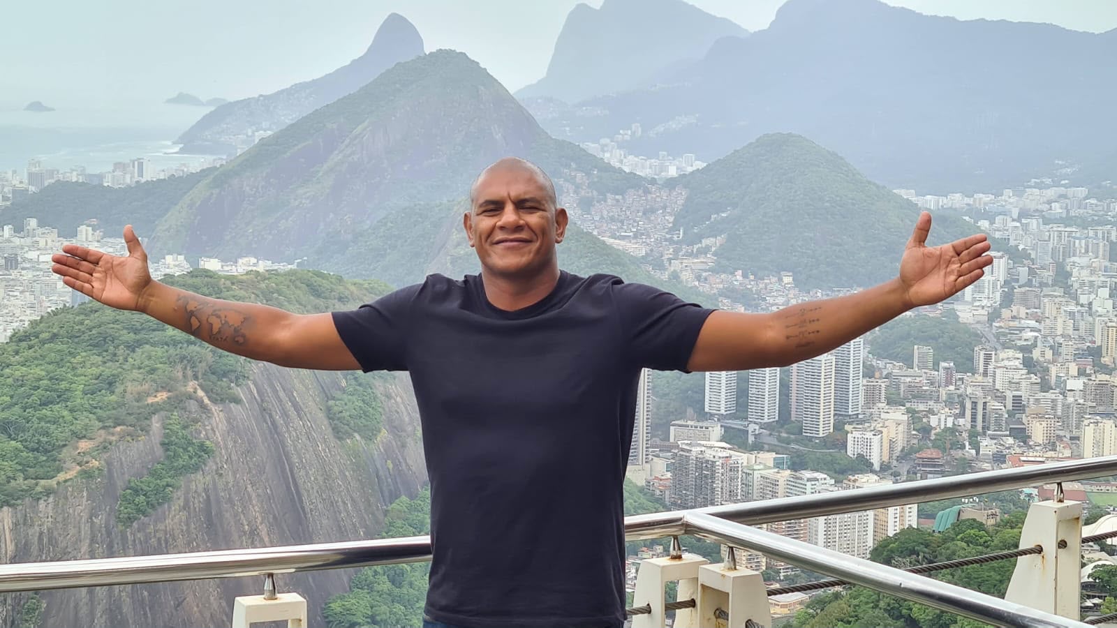 Anderson Bravo com vista para o Rio de Janeiro