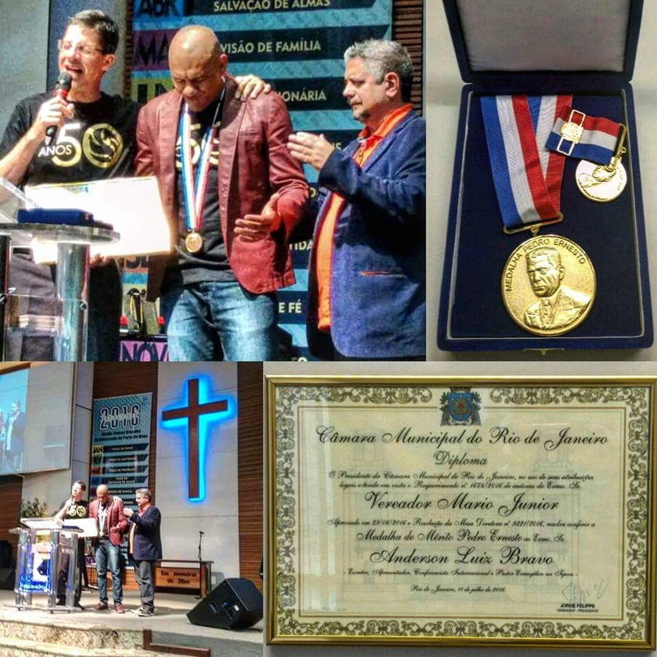 Anderson Bravo recebendo a Medalha Pedro Ernesto
